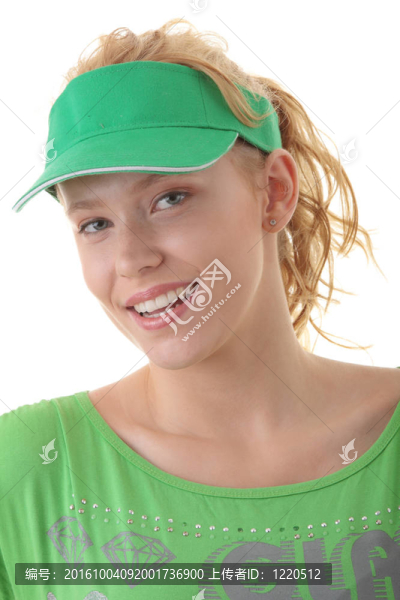 年輕漂亮的金發(fā)女人與綠色的帽子