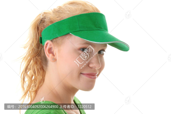 年輕漂亮的金發(fā)女人與綠色的帽子
