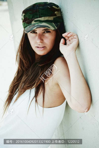 迷人的年輕的西班牙裔婦女