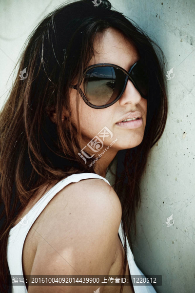 拉丁女孩在時(shí)尚的眼鏡
