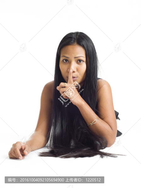 女人用手指放在她的嘴唇上