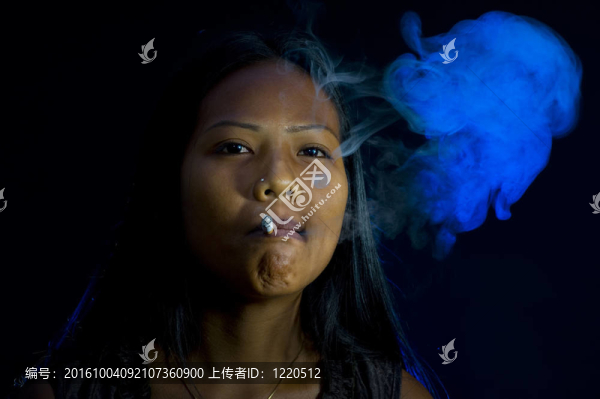 漂亮的女人吸煙