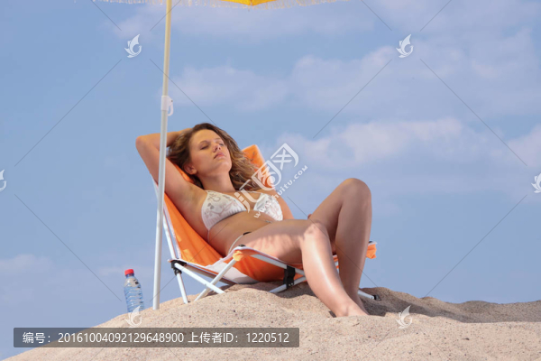 在海灘上放松的女人