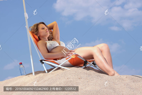 在海灘上放松的女人