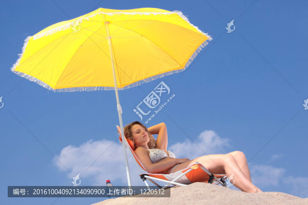 在海灘上放松的女人