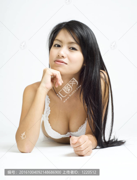 穿著白色內(nèi)衣的女人