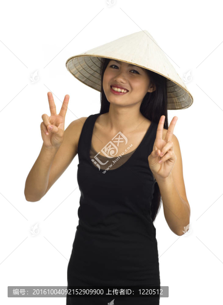 戴帽子的女人制造勝利的標(biāo)志