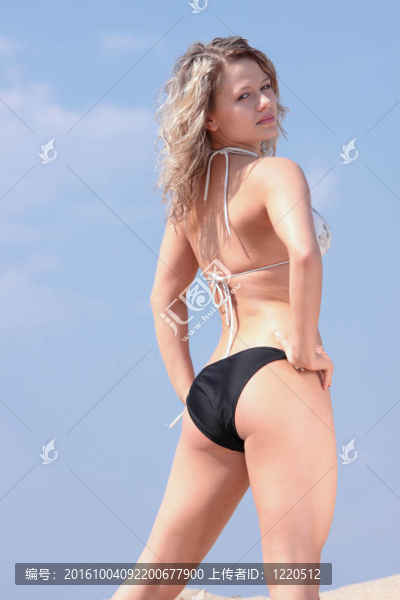 漂亮的金發(fā)女孩在比基尼曬日光浴