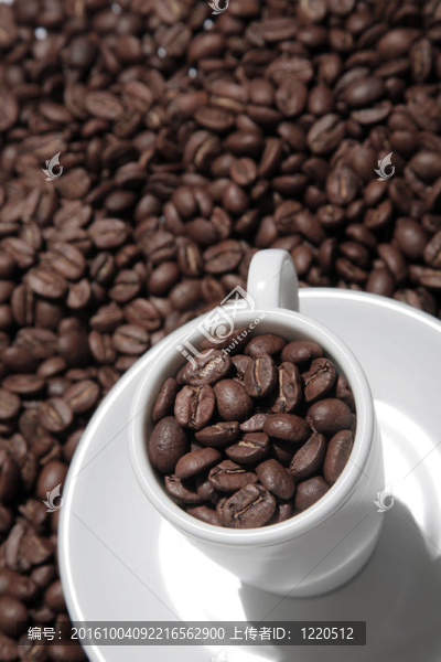 咖啡杯和咖啡豆