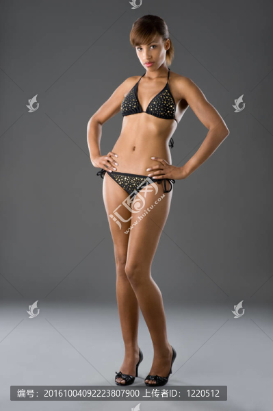 黑發(fā)女人與黑色的比基尼