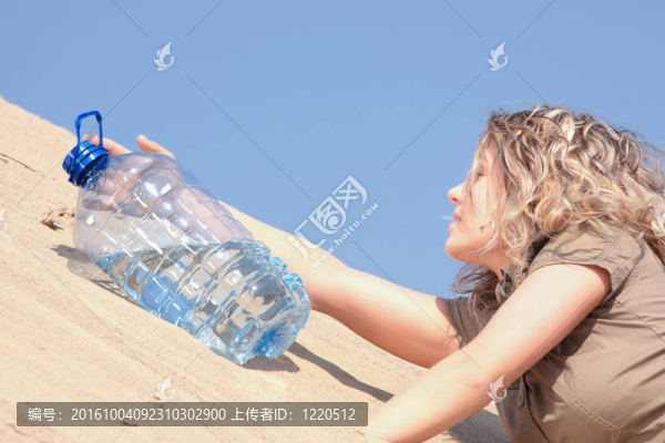 渴的女孩找水