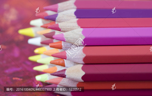 許多彩色鉛筆