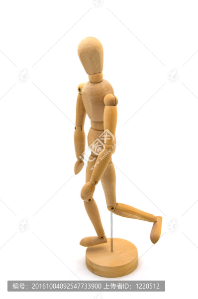 行走的木制娃娃