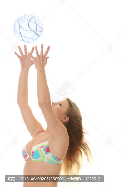 年輕漂亮女子接住沙灘球