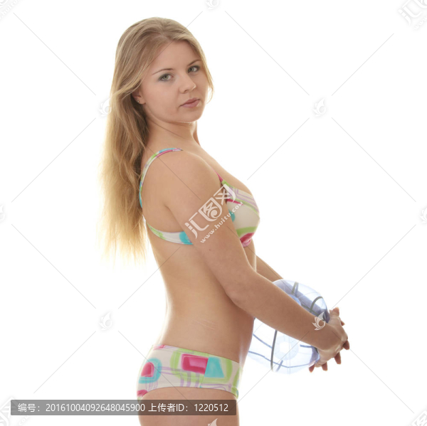 年輕的金發(fā)女郎和一個(gè)沙灘球