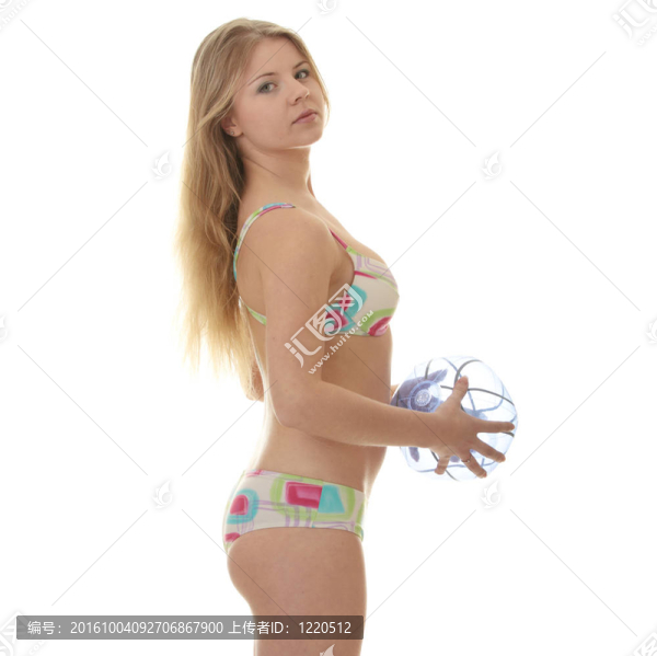 年輕的金發(fā)女郎和一個沙灘球