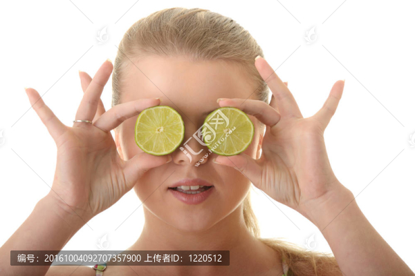 年輕女子拿著一片檸檬在她眼前