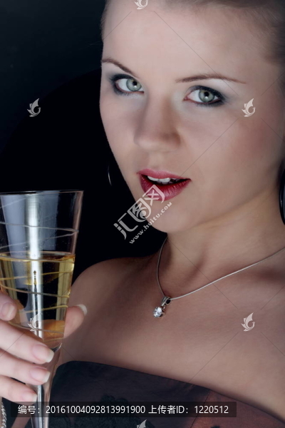 美麗的金發(fā)與香檳酒杯。