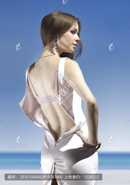 穿著粉紅色衣服的年輕未婚夫