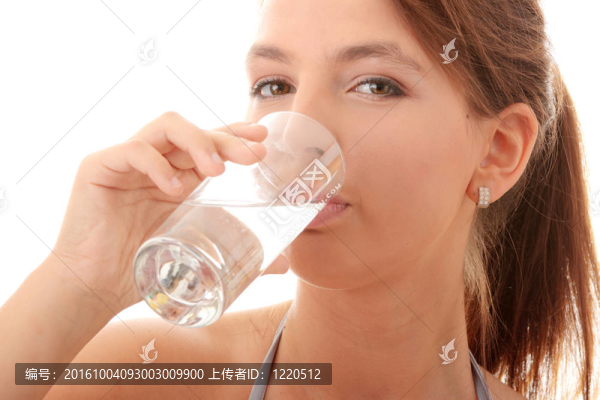 年輕女性飲用水