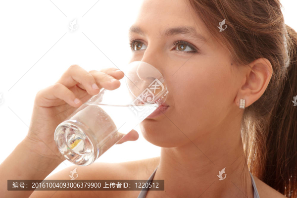 年輕女性飲用水