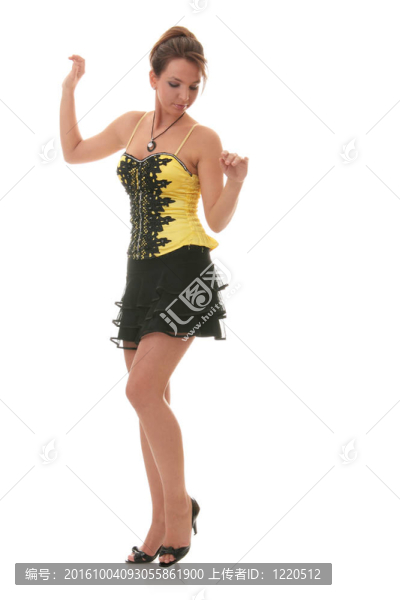 甜美的年輕女人在黃色的衣服