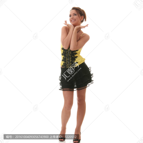 甜美的年輕女人在黃色的衣服