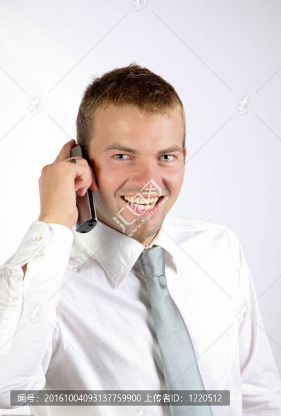 在電話里的快樂的年輕人