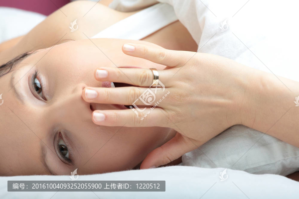 躺在床上的年輕美麗的女人