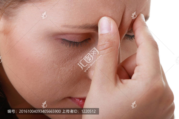 重度偏頭痛的女性