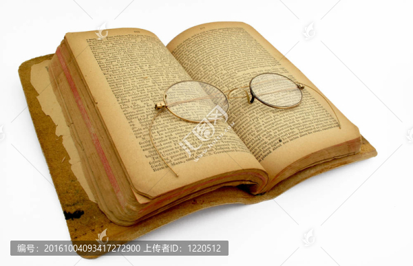 一個(gè)古董黃金眼鏡打開的書