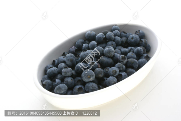 在白色的碗里有些甜蜜的有機(jī)草莓