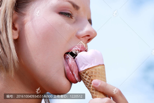 年輕快樂婦女吃冰淇淋肖像