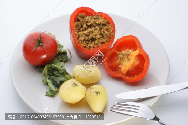 紅辣椒切碎了用土豆和西紅柿