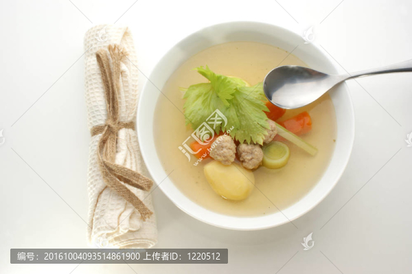 有機(jī)紅蘿卜丸子蔬菜湯