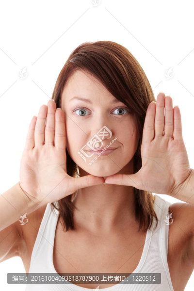 女人用手框架她的臉