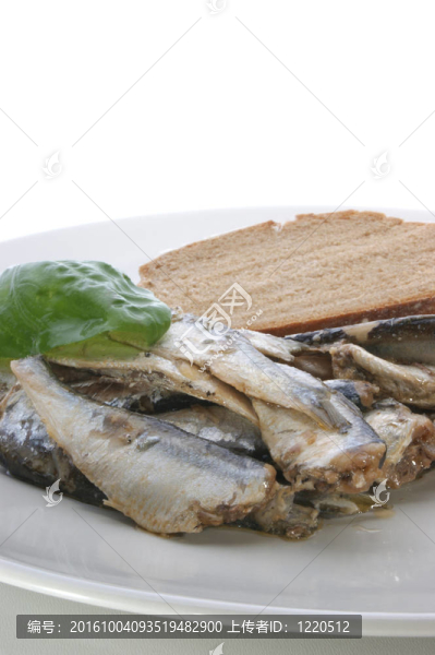 一些魚和白面包板