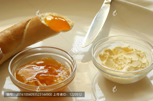 黃色的李子果醬面包卷和牛角包