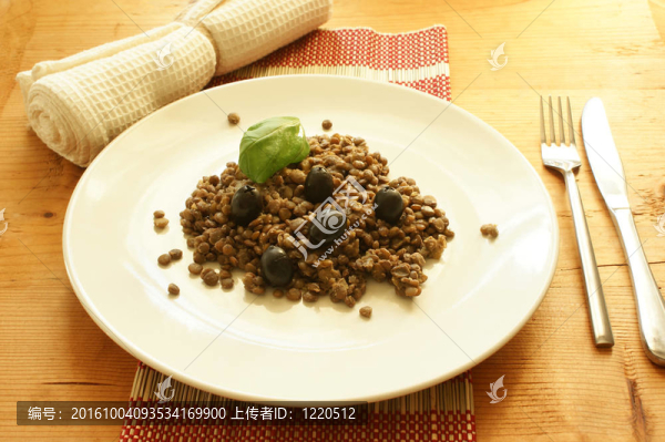 扁豆與黑橄欖和羅勒葉