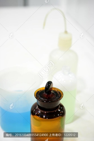 實(shí)驗(yàn)室材料；玻璃瓶；彩色液體