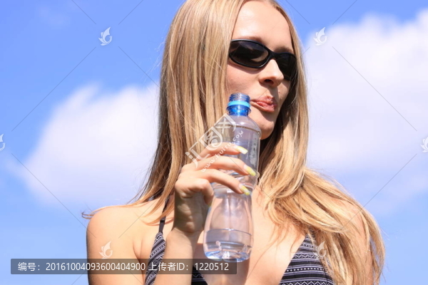 女孩的飲用水