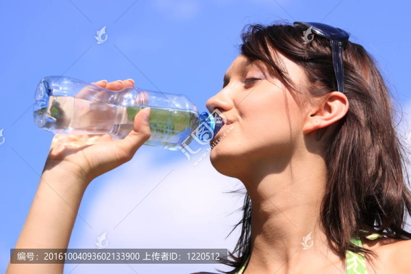 女孩的飲用水