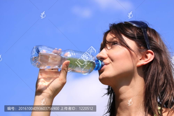 女孩的飲用水