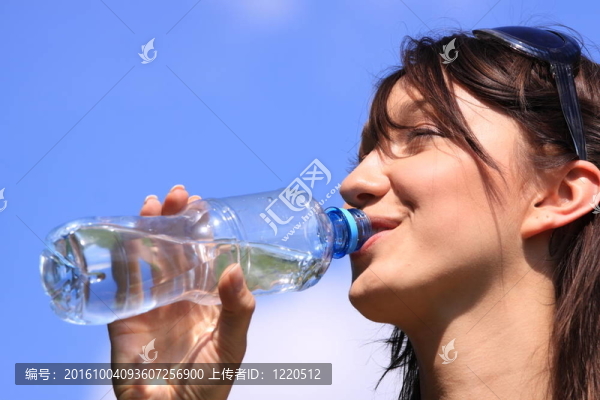 女孩的飲用水