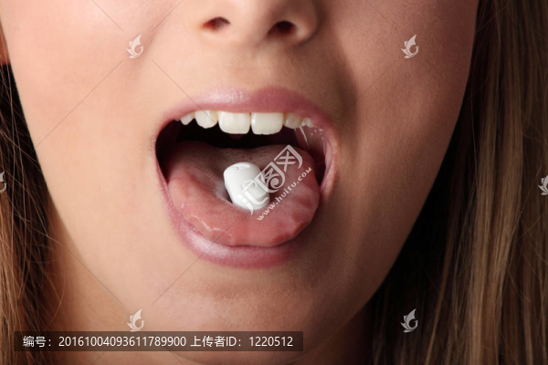 年輕婦女和平板電腦