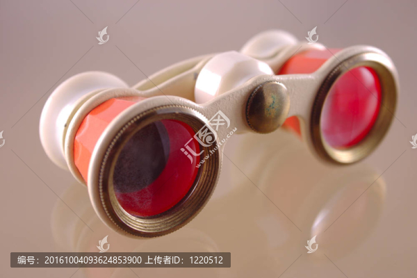 老歌劇眼鏡上涂黑的玻璃