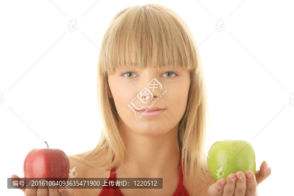 年輕的金發(fā)女人，紅蘋果和綠蘋果