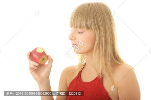 年輕的金發(fā)女人，紅蘋果