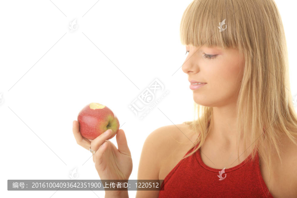 年輕的金發(fā)女人，紅蘋果