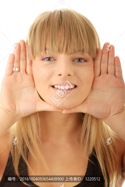 年輕的女人把她的臉